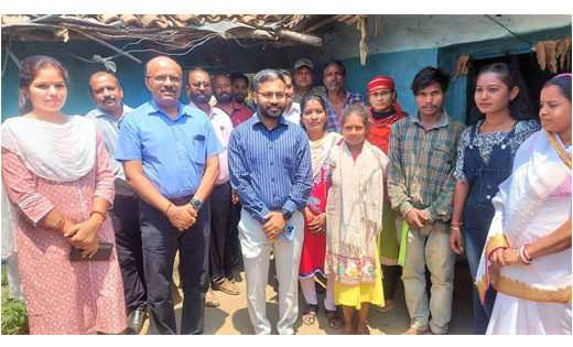 महासमुंद : जन्म से दोनों हाथ नहीं, फिर भी महापरीक्षा में काम... - CG Sandesh