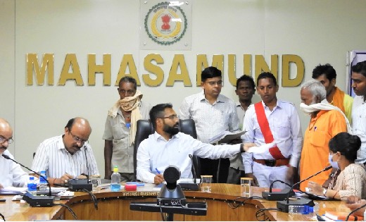 महासमुंद : कलेक्टर जन चौपाल में मिले 52 आवेदन, कलेक्टर ने सम... - CG Sandesh