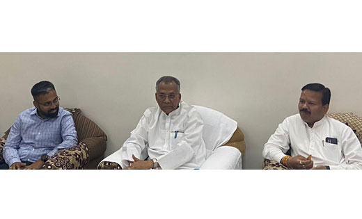महासमुंद : गृह मंत्री  ताम्रध्वज साहू ने ली  अधिकारियों की ब... - CG Sandesh