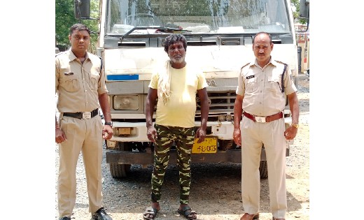 पिथौरा : अवैध कबाड़ सामान के साथ एक आरोपी गिरफ्तार