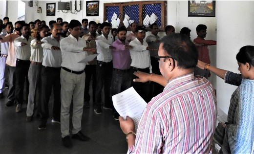 महासमुंद : अधिकारी-कर्मचारियों ने आतंकवाद विरोधी शपथ ली - CG Sandesh