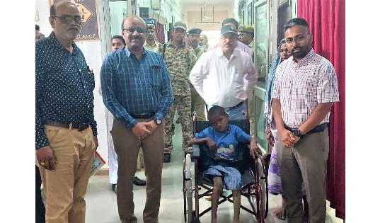 महासमुंद : कलेक्टर ने दिव्यांग उमेन्द्र कमार को व्हीलचेयर प्... - CG Sandesh