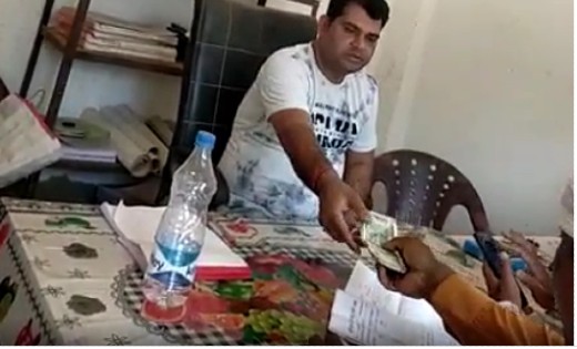 किसान से रिश्वत लेते पटवारी का वीडियो वायरल, एसडीएम ने किया ... - CG Sandesh