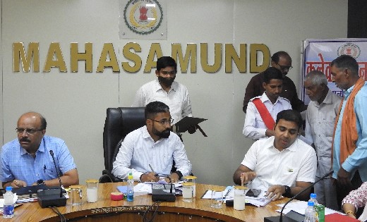 महासमुंद : कलेक्टर ने गौर से सुनी लोगों की समस्या और शिकायते... - CG Sandesh