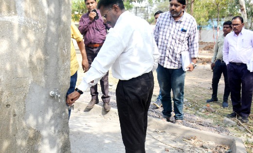 सब इंजीनियर को टंकी में चढ़ाकर और टॉयलेट में टेप नल चलाकर प्र... - CG Sandesh
