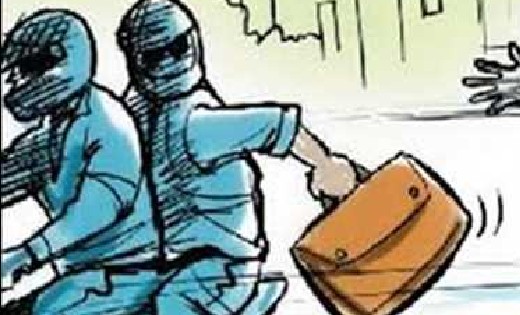 महासमुन्द : मोटर सायकल में जा रहे व्यक्ति से लुटे लाखो रूपये.