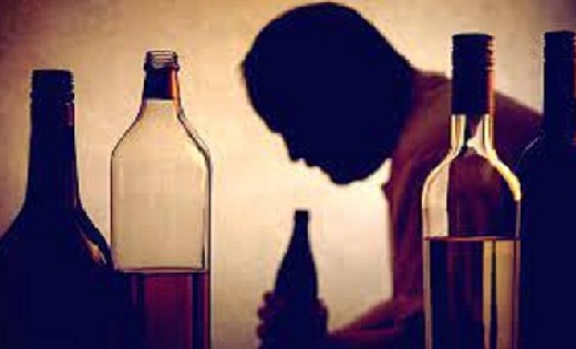 तुमगांव : बिहारी गुप्ता ढाबा में लोगों को अवैध शराब पिलाते युवक गिरफ्तार