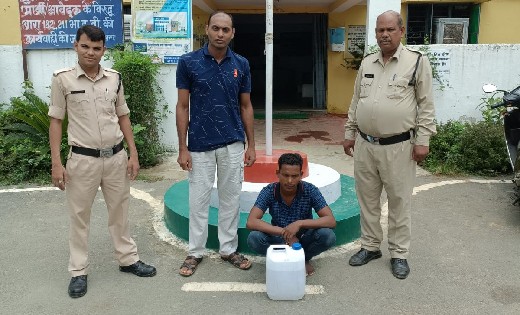 सांकरा : रोड किनारे महुआ शराब बेचने वाले को पुलिस ने घेराबंदी कर पकड़ा