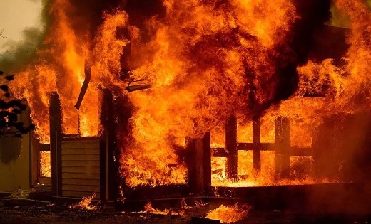 पिथौरा : वनरक्षक की बेटी से मारपीट के बाद घर में घुसकर लगाई आग