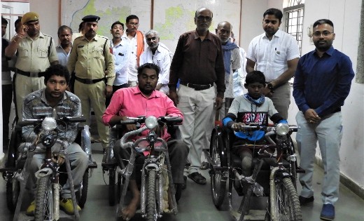 महासमुंद : कलेक्टर ने दिव्यांग रानू, तोषण एवं मोतीलाल को मोट... - CG Sandesh