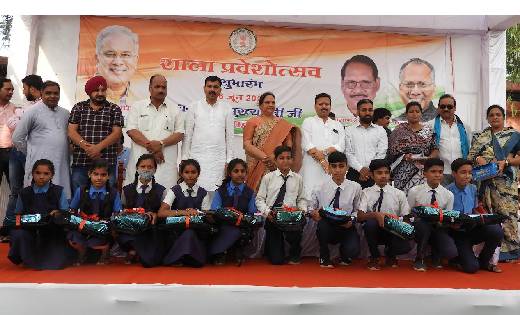 महासमुंद : जिला स्तरीय शाला प्रवेशोत्सव में नौनिहालों को पुस... - CG Sandesh