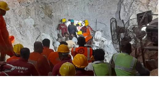 गड्ढे में फंसे मासूम  को निकालने में जुटी रेस्क्यू टीम को मि... - CG Sandesh