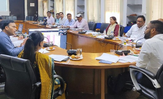 महासमुंद : कलेक्टर ने शासन की योजना के क्रियान्वयन और राजस्व... - CG Sandesh