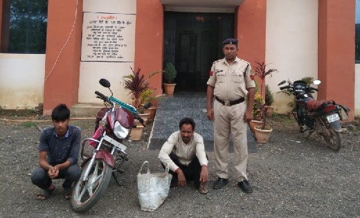 सिंघोडा : 10 लीटर अवैध महुआ शराब के साथ 2 व्यक्ति गिरफ्तार