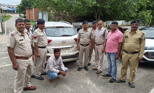 सांकरा : 2 मोटरसायकल को ठोकते-ठाकते आते दिखी गांजा परिवहन करती कार, पुलिस ने दबोचा