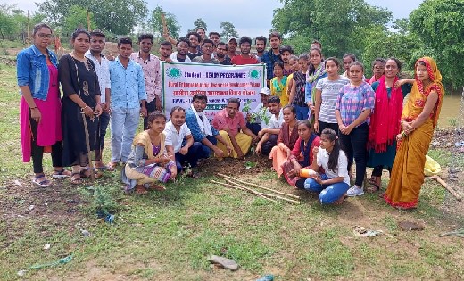कृषि महाविद्यालय के छात्रों ने किया वृक्षारोपण 