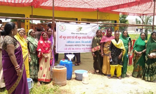 महासमुंद : हरेली पर्व से 2 गौठानों में गोमूत्र की ख़रीदी की ... - CG Sandesh