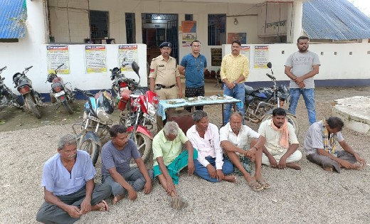 सरायपाली : पुलिस ने 7 जुआरियों को घेराबंदी कर रंगे हाथों पकड़ा 