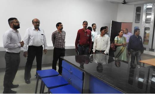 कलेक्टर निलेशकुमार क्षीरसागर ने पिथौरा के विभिन्न कार्यालयों... - CG Sandesh