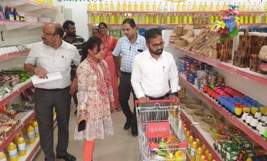 महासमुंद : कलेक्टर ने सी-मार्ट में की रसोई में उपयोगी समान क... - CG Sandesh