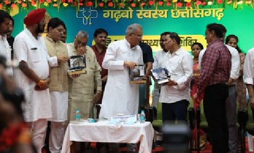 चिकित्सकों और सामाजिक संगठनों को सीएम बघेल ने किया सम्मानित - CG Sandesh