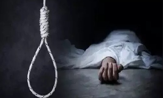 पिथौरा : प्लास्टीक रस्सी से खेत में लगायी फांसी