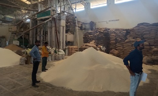 राइसमिलर्स के विरुद्ध की गई कार्यवाही, धान और चावल जब्त - CG Sandesh