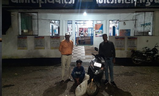 सरायपाली : पदमपुर रोड ओवर ब्रिज के नीचे से 20 लीटर महुआ शराब के साथ एक गिरफ्तार 