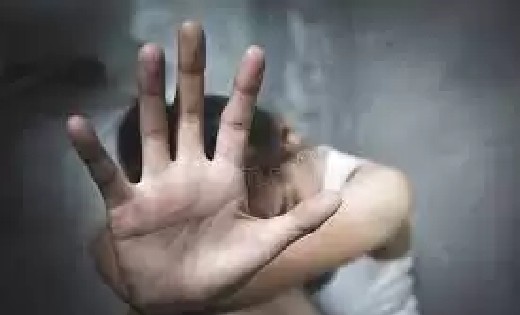 पटेवा : आधी रात नाबालिग युवती को भगा ले जाकर स्कूल के पीछे क... - CG Sandesh