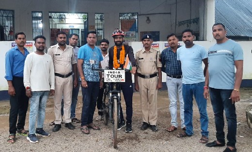 सरायपाली : सायकल से भारत भ्रमण पर निकले एमपी के आरक्षक ऋषि शुक्ला का किया गया स्वागत