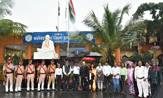महासमुंद : कलेक्टर क्षीरसागर ने कलेक्टोरेट में झंडा फ़हराया - CG Sandesh