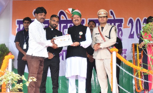 महासमुंद : उत्कृष्ट कार्य के लिए जनसम्पर्क के वाहन चालक तुला... - CG Sandesh