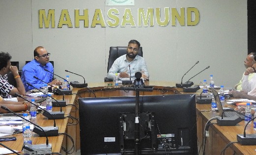 महासमुंद : मतदाताओं से आधार डाटा संग्रह कर मतदाता सूची के डा... - CG Sandesh