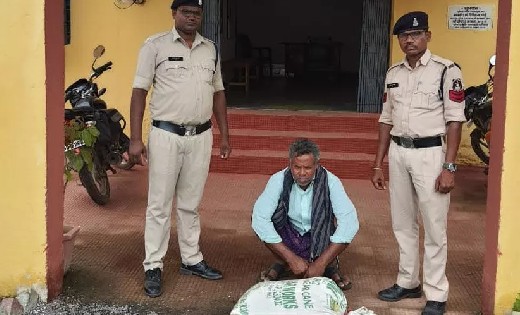 महासमुंद : 50 लीटर महुआ शराब के साथ बुजुर्ग गिरफ्तार - CG Sandesh