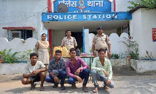 पटेवा : 30 पौवा देशी प्लेन मदिरा एवं 23 लीटर कच्ची महुआ शराब के साथ 4 आरोपी गिरफ्तार