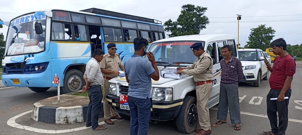 महासमुंद : परिवहन विभाग की यात्री बसों की संयुक्त चेकिंग  - CG Sandesh