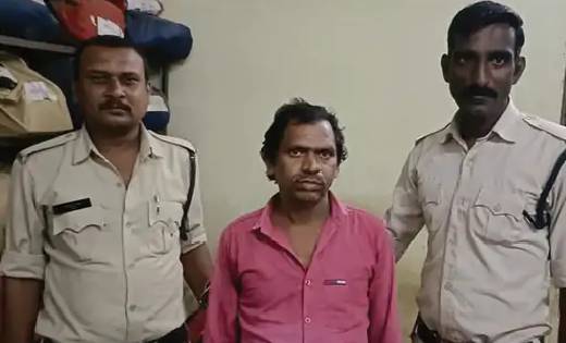 नाबालिग छात्रा को अकेले बुलाया क्लास में...फिर करने लगा अश्ल... - CG Sandesh