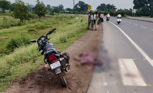 तुमगाँव : ट्रेलर की चपेट में आने से बाइक सवार की दर्दनाक मौत