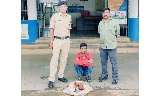 तुमगांव : 20 पौवा देशी प्लेन शराब एवं 11 पौवा अंग्रेजी शराब के साथ एक आरोपी गिरफ्तार 