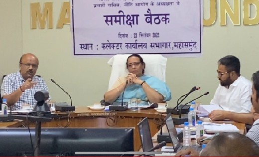 महासमुंद : ज़िला प्रभारी सचिव नीति आयोग निधि छिब्बर ने प्रगत... - CG Sandesh