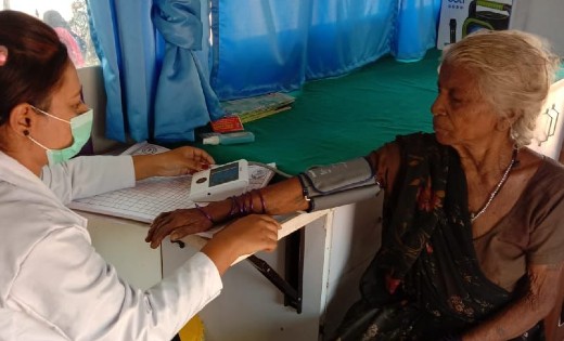 महासमुंद : मोबाईल मेडिकल यूनिट में  चिकित्सक दल घूम-घूमकर गर... - CG Sandesh