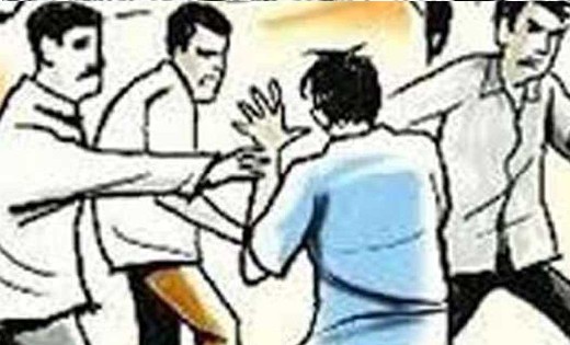 तुमगांव : दोस्तों के साथ बैठकर बातचीत कर रहे व्यक्ति की लाठी... - CG Sandesh
