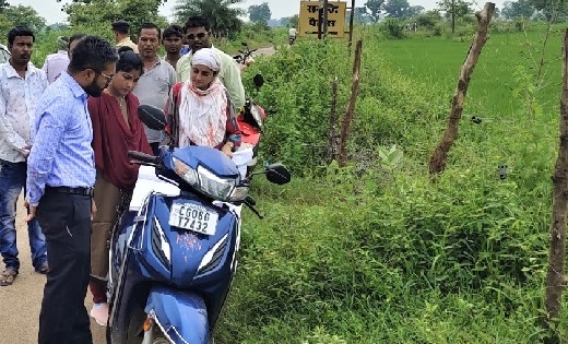 महासमुंद : कलेक्टर क्षीरसागर गिरदावरी का निरीक्षण करने फील्ड... - CG Sandesh
