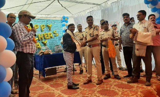 सरायपाली : शिक्षक दिवस पर पुलिस स्टाफ द्वारा किया गया शिक्षकों का सम्मान
