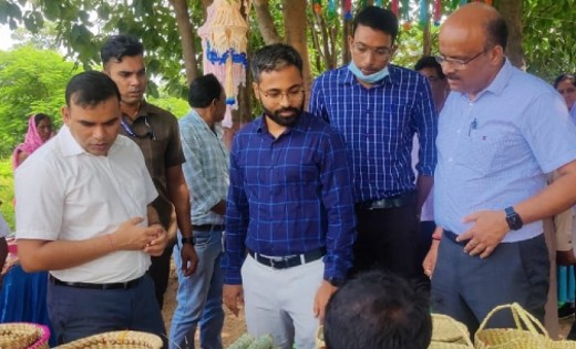 महासमुंद : कमिश्नर यशवंत कुमार ने गौठानों और आत्मानंद स्कूल ... - CG Sandesh