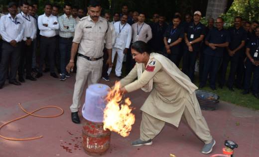 राजभवन के अधिकारियों और कर्मचारियों को दिया गया अग्नि दुर्घट... - CG Sandesh
