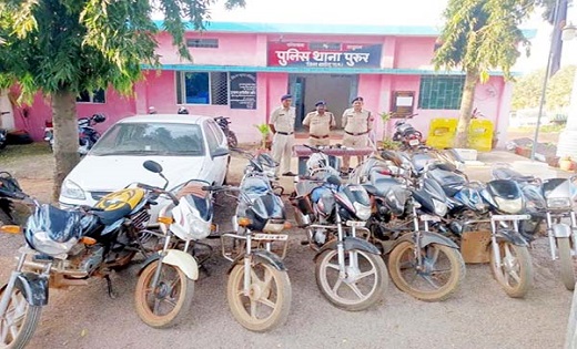  कार, मोटरसाइिकल सहित 2 लाख रुपए नगदी जब्त...21 जुआरी जुआ खे... - CG Sandesh