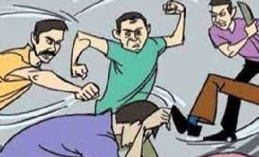 सरायपाली : निर्माणाधीन सड़क पर गिरा बाइक सवार, फिर जेसीबी को मारने लगा पत्थर... मना करने पर साथियों के साथ मिलकर की मारपीट