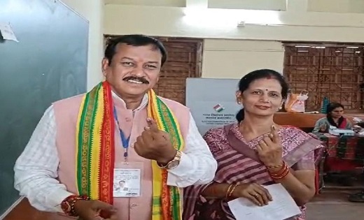 विजय बघेल ने किया सपत्निक मतदान - CG Sandesh