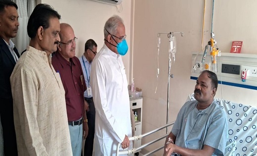 सीएम बघेल ने सुरक्षा प्रभारी प्रफुल्ल ठाकुर का जाना हालचाल  - CG Sandesh